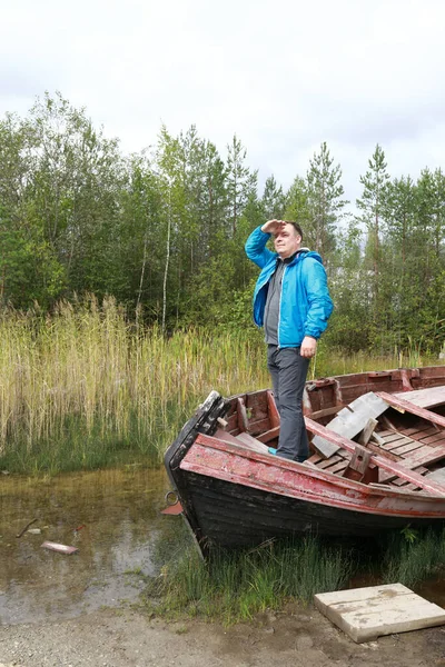 Pria Berpose Perahu Kayu Tua Karelia — Stok Foto