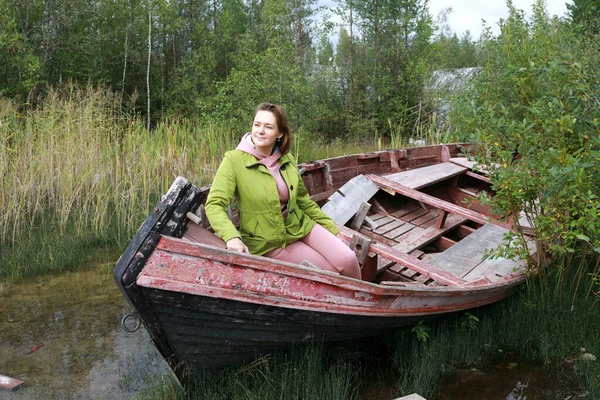 Kvinna Sittande Gammal Träbåt Karelen — Stockfoto