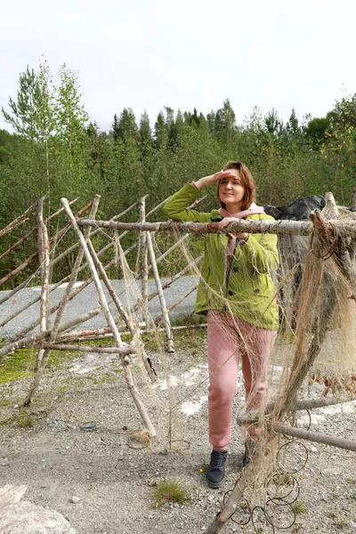 Γυναίκα Που Ποζάρει Δίπλα Παλιά Δίχτυα Ψαρέματος Κρεμασμένη Ξύλινο Σταντ — Φωτογραφία Αρχείου
