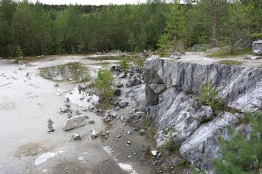 Yazın İtalyan taş ocağının manzarası, Ruskeala, Karelia