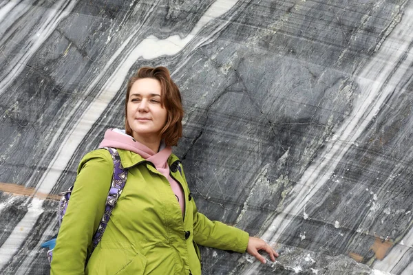 Femme Sur Fond Mur Marbre Dans Une Carrière Italienne Ruskeala — Photo