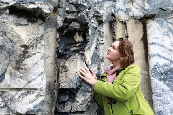 Woman Touching Marble Wall Italian Quarry Ruskeala Karelia — Stock Photo, Image