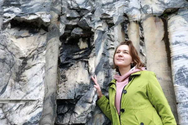 イタリアの採石場の大理石の壁の背景に女性の肖像画 Ruskeala Karelia — ストック写真