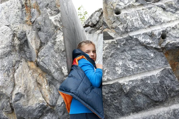 Garçon Dans Crevasse Marbre Carrière Italienne Ruskeala Carélie — Photo