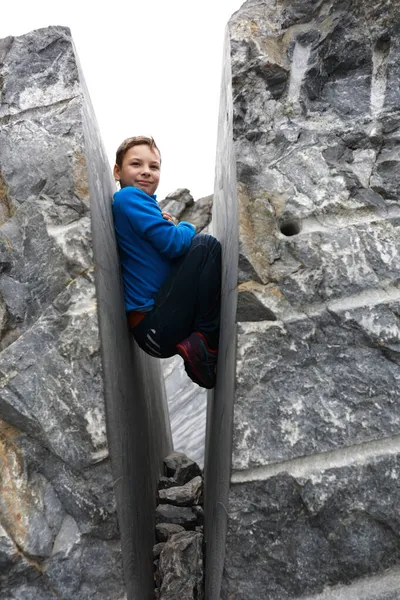Dziecko Pozujące Szczelinach Marmuru Włoskiego Kamieniołomu Ruskeala Karelia — Zdjęcie stockowe