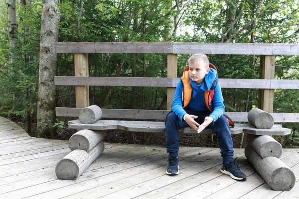 Παιδί Που Αναπαύεται Ξύλινο Παγκάκι Στο Πάρκο Καρέλια Ρασκεάλα — Φωτογραφία Αρχείου