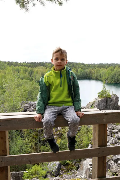 Niño Sentado Barandilla Sobre Acantilado Cañón Mármol Karelia Ruskeala —  Fotos de Stock