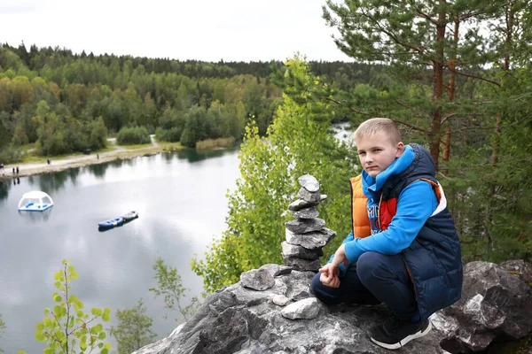 Niño Sentado Roca Sobre Lago Cañón Mármol Karelia Ruskeala —  Fotos de Stock