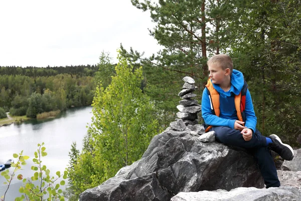 Jongen Zittend Rots Boven Meer Marmeren Canyon Karelia Ruskeala — Stockfoto