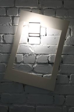 Duvarda asılı beyaz çerçeve görüntüsü