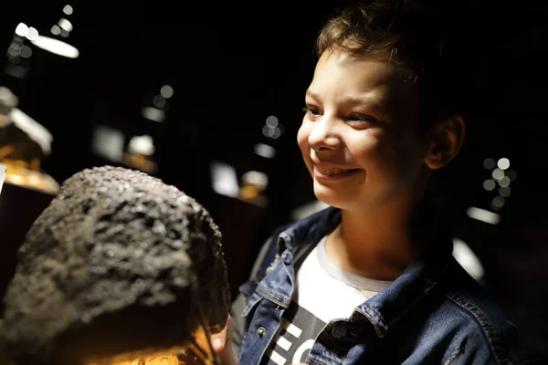 Kind Studeert Natuurlijk Mineraal Het Geologisch Museum — Stockfoto