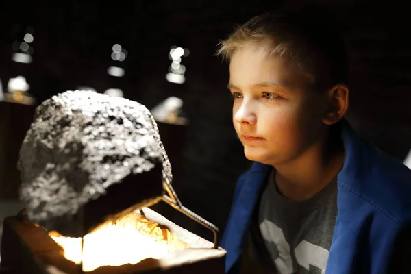 Kid Examina Mineral Natural Museu Geológico — Fotografia de Stock