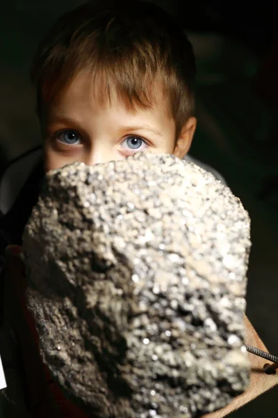Niño Examina Mineral Natural Museo Geológico —  Fotos de Stock