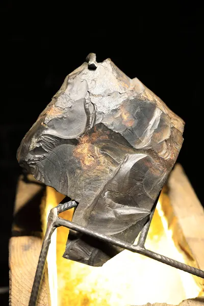 Шматок Природного Мінерального Фонопіту Чорному Тлі — стокове фото
