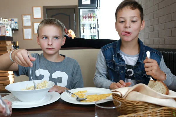 Två Barn Äter Lunch Restaurang — Stockfoto