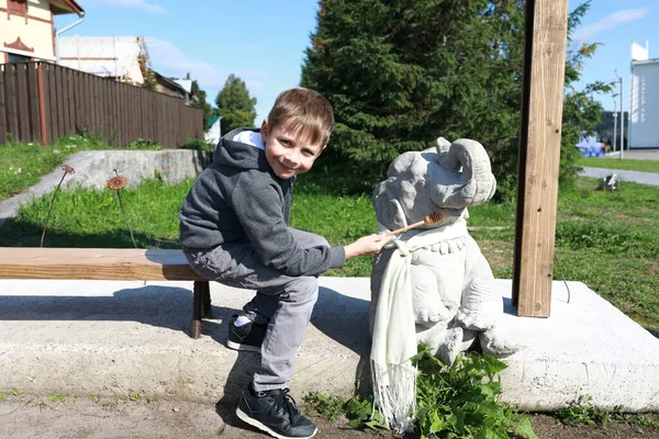 Niño Posando Con Escultura Elefante Sortavala Karelia —  Fotos de Stock