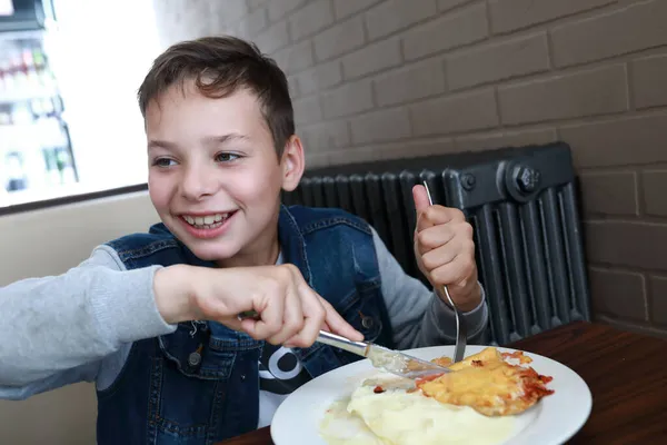 Мальчик Ест Французское Мясо Картошкой Ресторане — стоковое фото