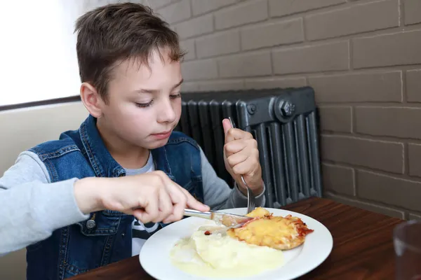 Bambino Mangiare Carne Francese Con Patate Nel Ristorante — Foto Stock