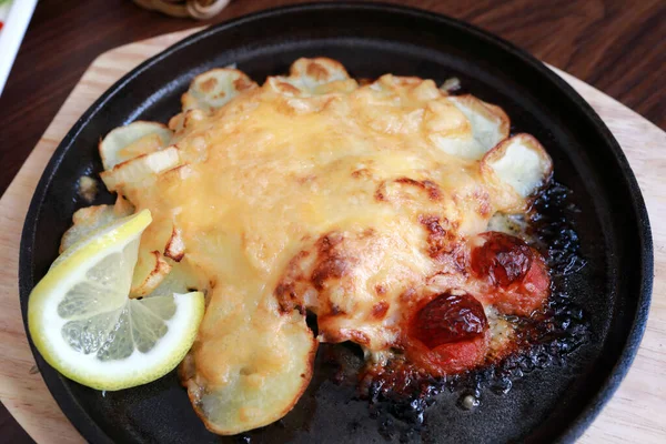 Πέστροφα Ψημένη Τυρί Και Πατάτες Τηγάνι Στο Εστιατόριο — Φωτογραφία Αρχείου