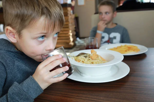 儿童在咖啡馆里喝果汁的肖像 — 图库照片