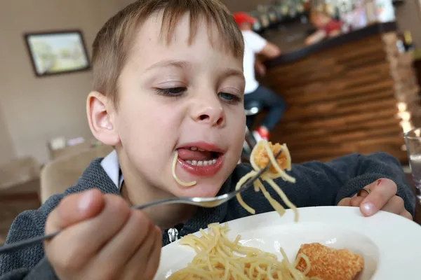 Boy Tiene Pepitas Con Pasta Restaurante — Foto de Stock