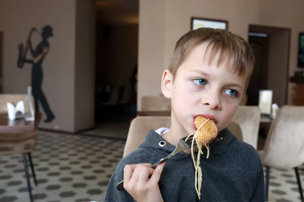 Anak Memiliki Nugget Dengan Pasta Restoran — Stok Foto