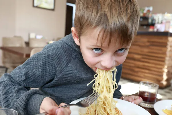 Niño Comiendo Nuggets Con Pasta Restaurante — Foto de Stock