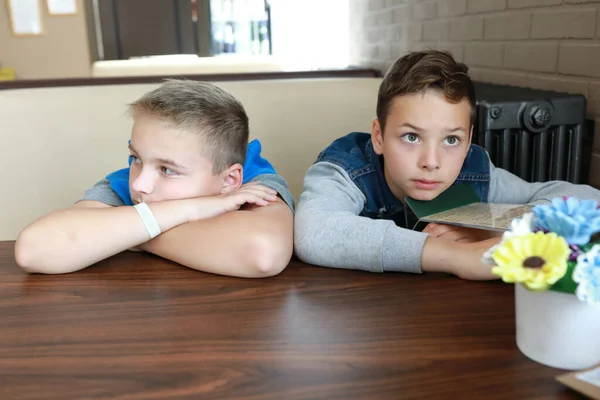 Twee Hongerige Jongens Wachten Eten Restaurant — Stockfoto
