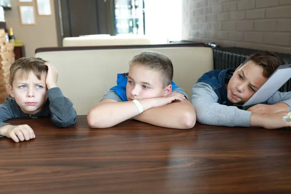 Tři Hladové Děti Čekají Jídlo Restauraci — Stock fotografie
