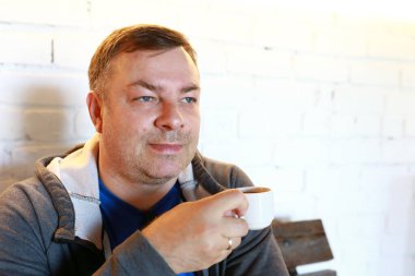 Kafede çay içen adamın portresi