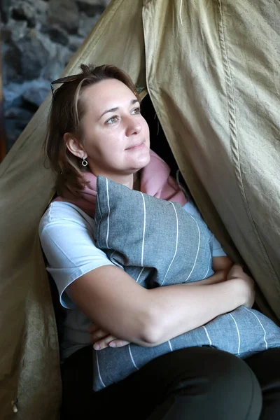 Portrait Woman Posing Retro Tent — Stock Photo, Image