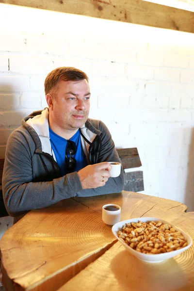 Homem Tem Chá Com Bagels Mesa Redonda Madeira — Fotografia de Stock