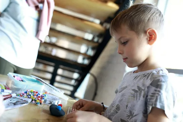 Kid Makes Craft Shungite Workshop — Stock Photo, Image