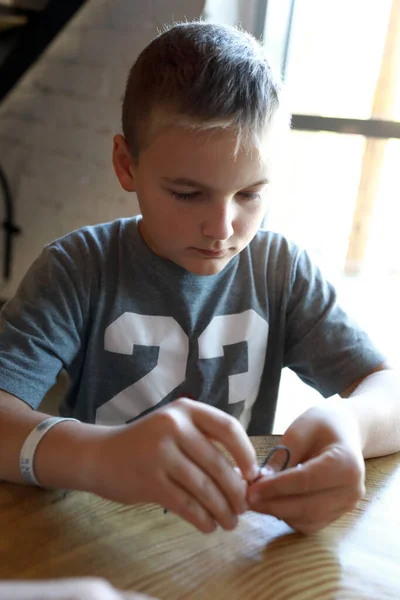 Portret Van Ernstige Kind Maken Armband Werkplaats — Stockfoto