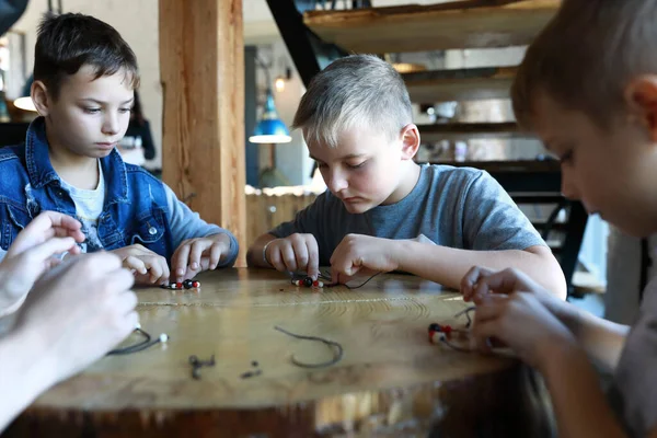 ワークショップでブレスレットを作る3人の子供の肖像 — ストック写真