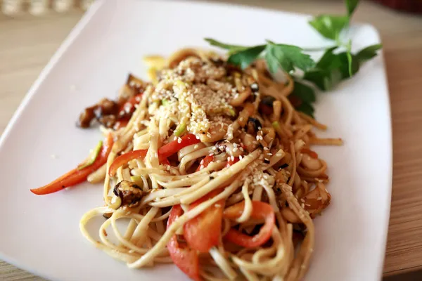 Udon Nudle Zeleninou Talíři Restauraci — Stock fotografie