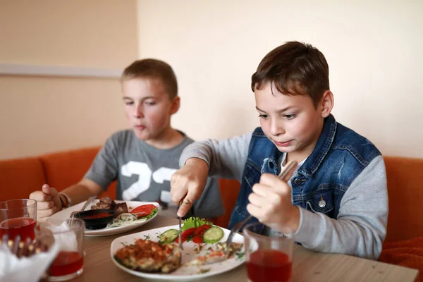 Porträtt Två Barn Äter Lunch Restaurang — Stockfoto