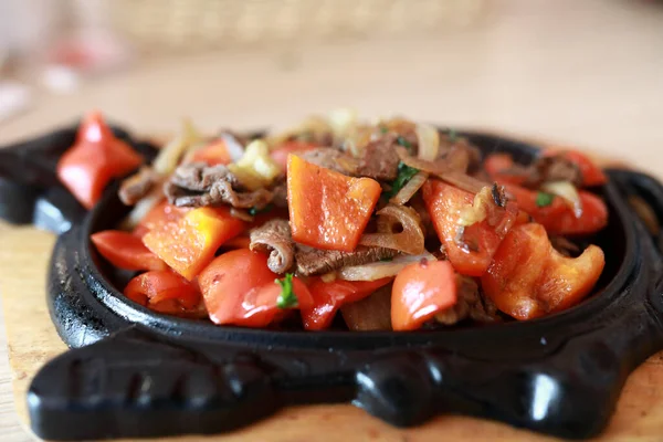 餐馆里烤猪肉和锅里的蔬菜 — 图库照片