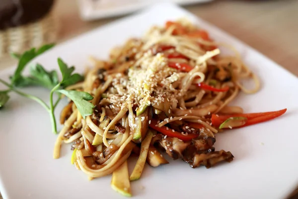 Udon Noodles Vegetables White Plate Restaurant — Stock Photo, Image