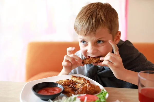 Bambino Che Mangia Ali Pollo Arrosto Nel Ristorante — Foto Stock