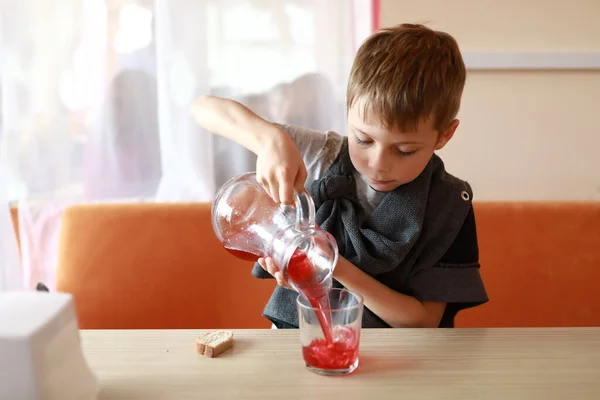Boy Pouring Juice Glass Restaurant — Stock Photo, Image