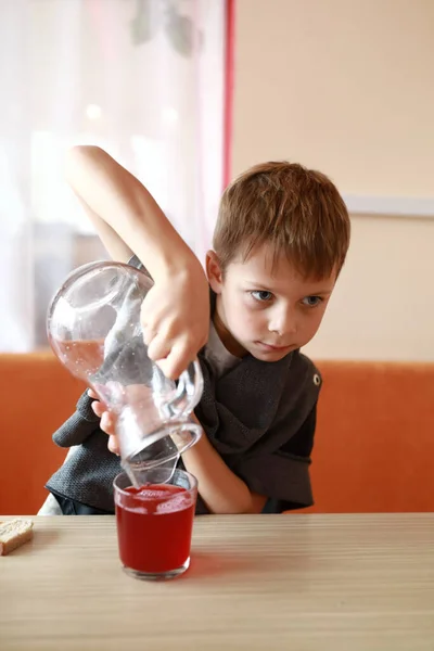 Criança Derramando Suco Vidro Restaurante — Fotografia de Stock