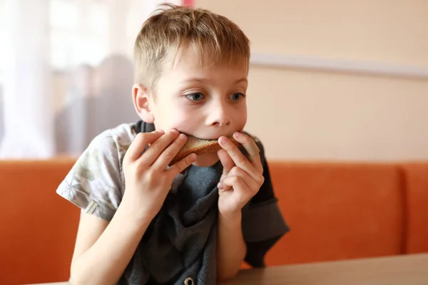 Rapaz Faminto Comer Pão Num Restaurante — Fotografia de Stock