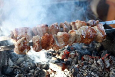 Şiş üzerinde domuz boynu hazırlama manzarası