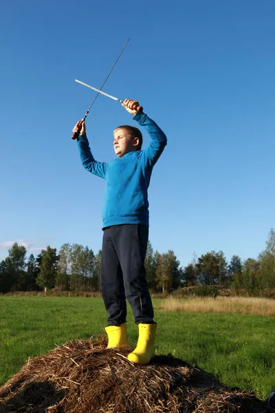 Chłopiec Stojący Słomkowym Stosie Latem Karelia — Zdjęcie stockowe