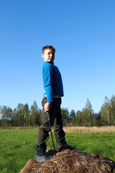 Dítě Stojící Létě Hromadě Slámy Karelie — Stock fotografie
