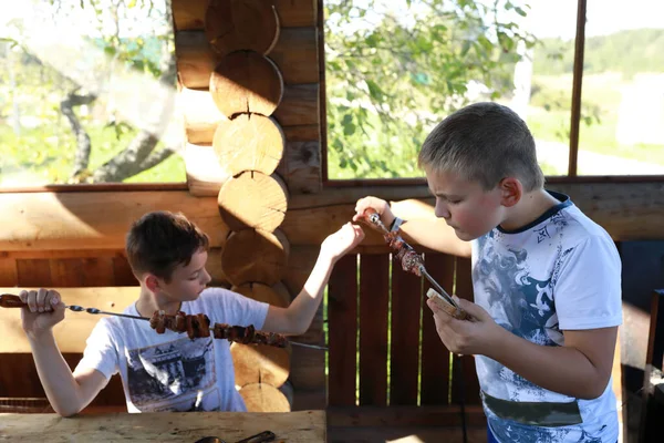 Des Enfants Mangent Viande Porc Sur Des Brochettes Dans Kiosque — Photo