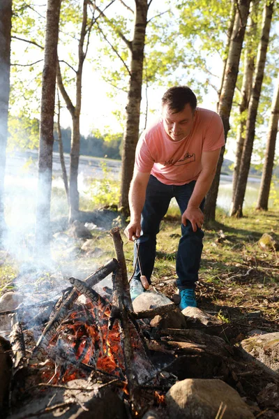 Ormanda Ateşte Sosis Kızartan Bir Turist Karelia — Stok fotoğraf