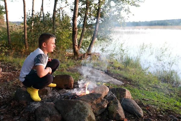 Gün Batımında Şenlik Ateşinin Yanında Oturan Çocuk Karelia — Stok fotoğraf