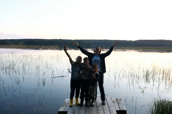 Madre Con Hijos Posando Puente Madera Junto Lago Atardecer Karelia —  Fotos de Stock